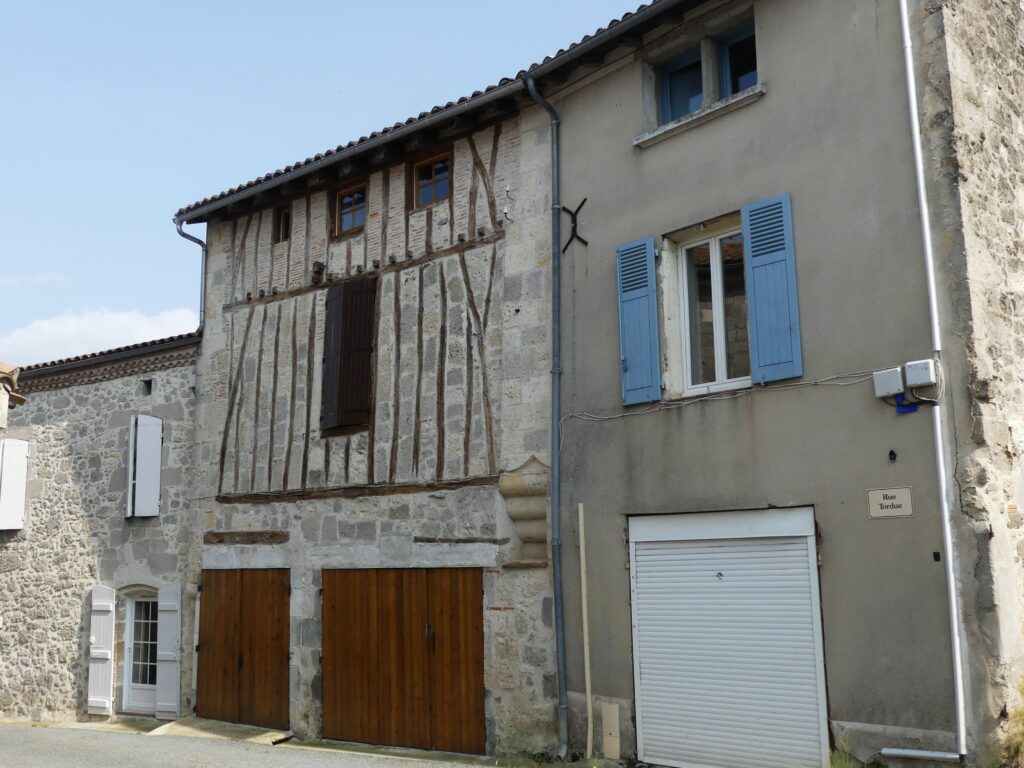 Maison à colombages dans le bourg de Calignac